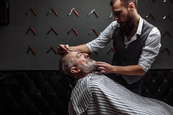 Vecchio ottenere la sua barba rasata dal barbiere — Foto Stock