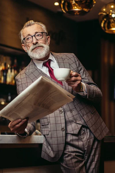 Ocupado hombre de negocios de edad avanzada en el trabajo en su computadora portátil en la cafetería — Foto de Stock