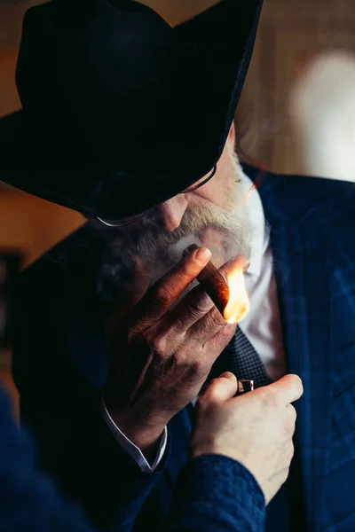 Elegante anciano en sombrero de ala ancha y rico traje azul para hombre ahumado —  Fotos de Stock