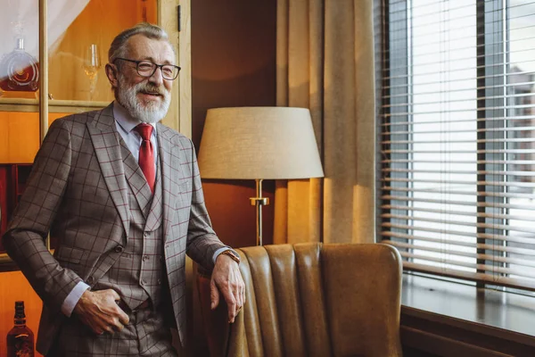 Tonificado retro estilo retrato de hombre de negocios sentado en un sillón — Foto de Stock