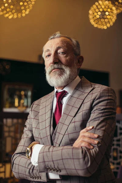 Retrato con estilo de hombre de negocios sentado en sillón en la oficina — Foto de Stock