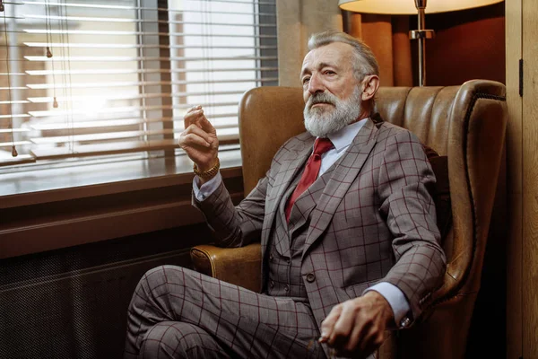 Koltuğunda oturan iş adamının tonlanmış eski tasviri.