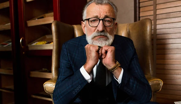 Homem de negócios idoso em terno formal com uísque e charuto no interior de luxo — Fotografia de Stock