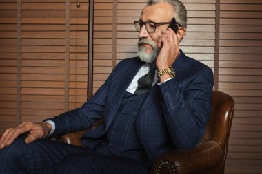 Tecrübeli bir özel hekim hastasıyla akıllı telefondan konuşuyor..