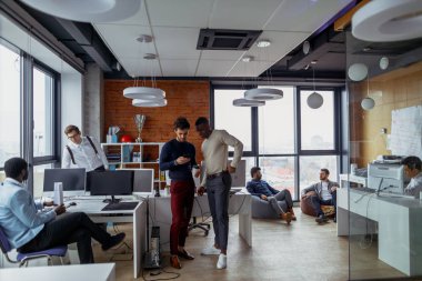 Bir açık alan ofis iç panoramik pencereli, uzun atış erkeklerde iş