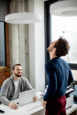 Profesyonel tavsiye istiyorum. Kafa ile ofiste Şef konuşuyor alt