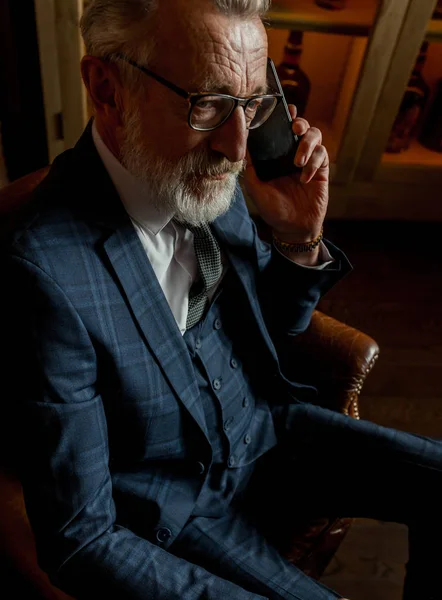 Tecrübeli bir özel hekim hastasıyla akıllı telefondan konuşuyor.. — Stok fotoğraf