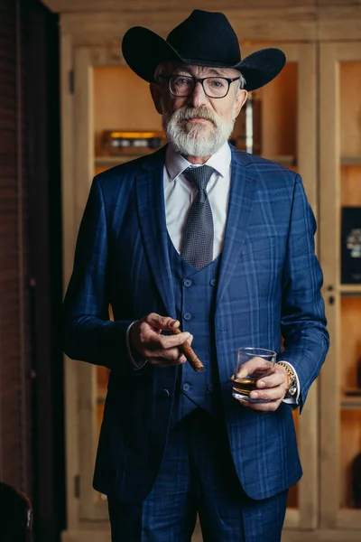 Retrato de velho dandy masculino em chapéu grande fuma charuto e drin — Fotografia de Stock