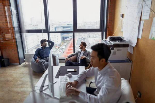 Multiraciale groep collega's werken met de laptop in moderne kantoren — Stockfoto
