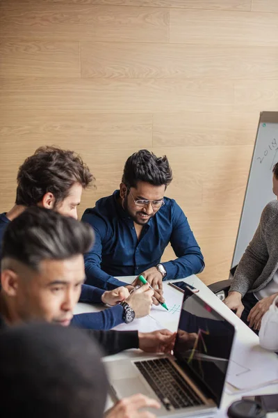 Grupo centrado hombres de negocios se reunieron en torno a la computadora en la oficina hablando . —  Fotos de Stock