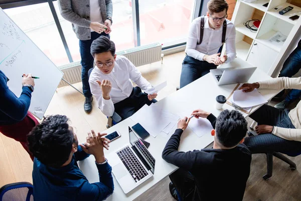 Vista dall'alto degli uomini d'affari che utilizzano gadget durante la conferenza — Foto Stock