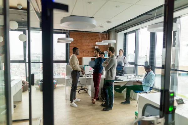 Podnikatelé v open space kanceláři s panoramatickým oknem, long shot — Stock fotografie