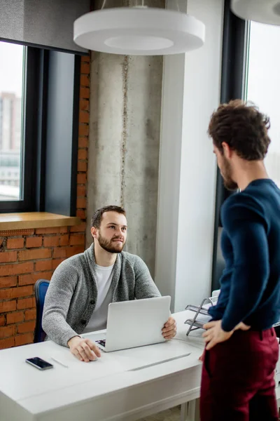 Vraagt om professioneel advies. Onderliggende praten met head chef in office — Stockfoto