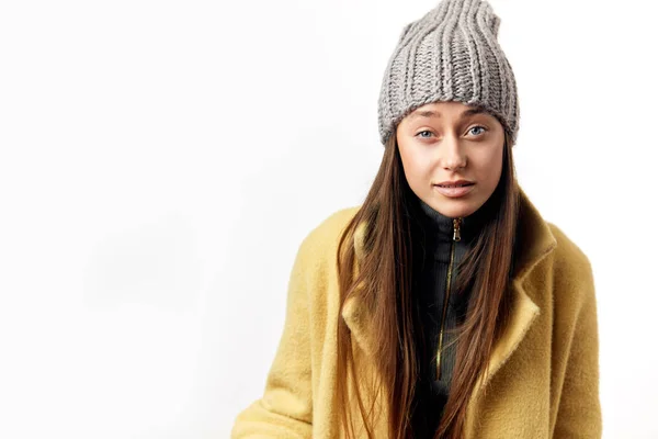 Verontwaardigd verbaasd jonge vrouwelijke hipster in aflak en trendy hoed van de winter — Stockfoto