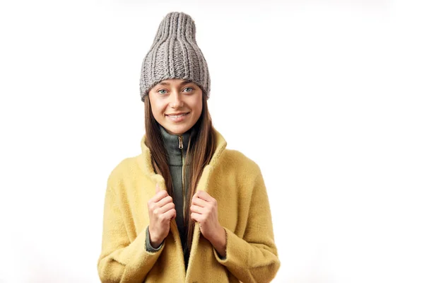 Jeune femme hipster vêtue d'un manteau d'hiver isolé sur fond blanc — Photo