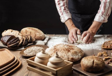 Hamur yoğurma ve bir oklava ile ekmek fırıncı el yakın çekim.