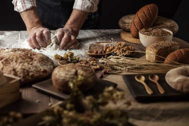 Hamur yoğurma ve bir oklava ile ekmek fırıncı el yakın çekim.