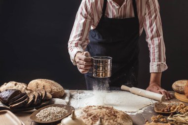 Adam biraz un hamur üzerinde tutam. Hamur, kırpılmış görünümü yoğurma eller