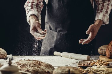 Adam biraz un hamur üzerinde tutam. Hamur, kırpılmış görünümü yoğurma eller