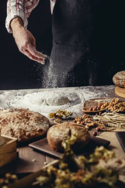 Adam biraz un hamur üzerinde tutam. Hamur, kırpılmış görünümü yoğurma eller