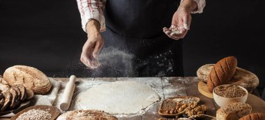 Adam biraz un hamur üzerinde tutam. Hamur, kırpılmış görünümü yoğurma eller