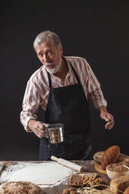 Adam biraz un hamur üzerinde tutam. Hamur, kırpılmış görünümü yoğurma eller