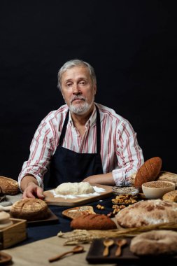 Yaşlı gülümseyen profesyonel şef adam. Siyah arka plan üzerinde izole