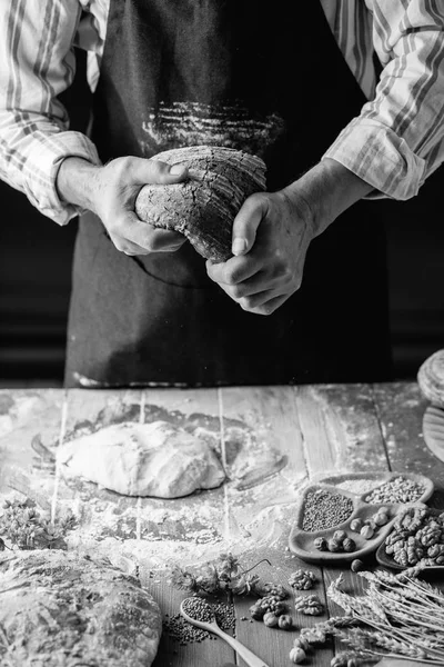 Chef Breaking Pane lievito naturale appena sfornato — Foto Stock