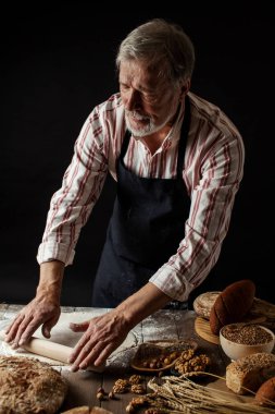 Baker mutfakta ev yapımı ekmek hamur hazırlama adam deneyimli.