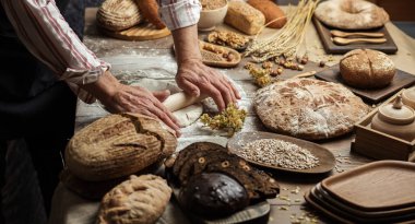 Mutfak masasının üstünde dışarı hamur haddeleme adamım, yakın çekim