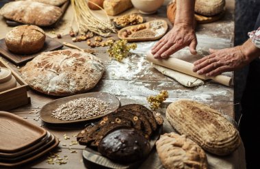 Mutfak masasının üstünde dışarı hamur haddeleme adamım, yakın çekim