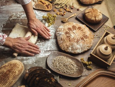 Mutfak masasının üstünde dışarı hamur haddeleme adamım, yakın çekim