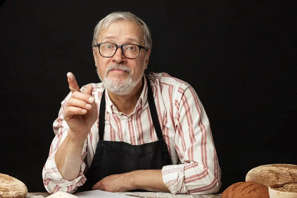 Anciano demostrando surtido de panadería. Pasteles caseros, estilo rural — Foto de Stock