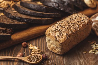 Bütün tahıl buğday ekmeği, bütün ve dilimlenmiş, siyahta izole tohum içerir