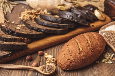 Bütün tahıl buğday ekmeği, bütün ve dilimlenmiş, siyahta izole tohum içerir