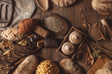 Bütün tahıl buğday ekmeği, bütün ve dilimlenmiş, siyahta izole tohum içerir