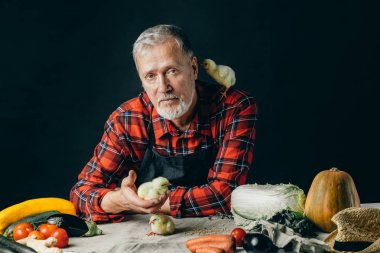 korku veren adam Köyü hakkında bir program yürütmektedir