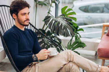 iyi kahve ile sabah. yan görünümü fotoğrafı kapatın