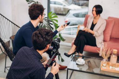 bir takım Tv programının bir sunum ile popüler bir nodel sohbet kaydediyor