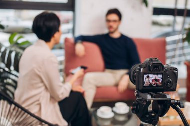 Online göster. hayat programme.camera bir kadın ve bir adam arasında sohbet kaydı