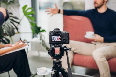 yeni dijital fotoğraf makinesini test. arka plan bulanık