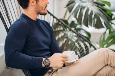 yan görünümü fotoğraf kırpılmış. bir fincan ile genç adam