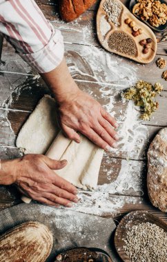 Mutfak masasının üstünde dışarı hamur haddeleme adamım, yakın çekim