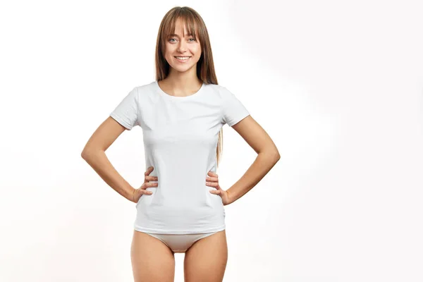 Attraktive junge Frau in weißer Unterwäsche posiert vor weißem Hintergrund — Stockfoto