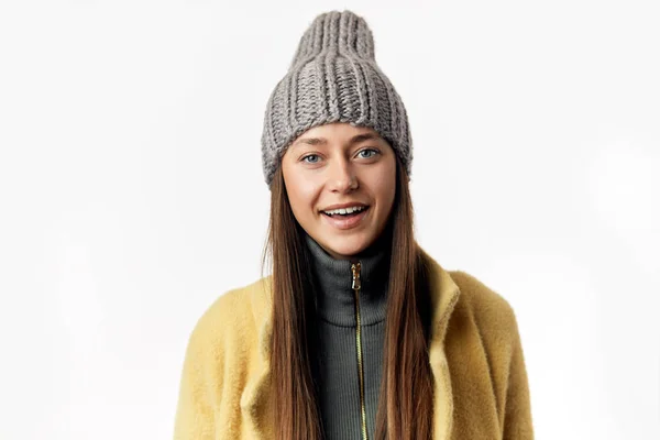 Jovem mulher usando casaco de inverno isolado sobre fundo branco — Fotografia de Stock