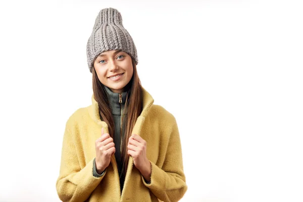 Jovem mulher usando casaco de inverno isolado sobre fundo branco — Fotografia de Stock