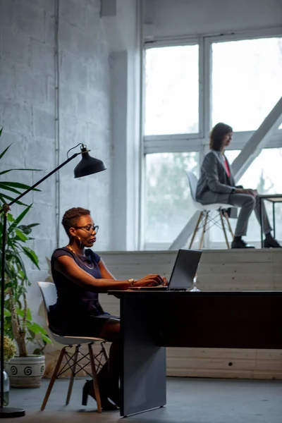 Laptop ofiste çalışan Afrika iş kadın portresi — Stok fotoğraf