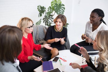 Medya sayfası için yeni konuları tartışan çok kültürlü kadın blogcular.