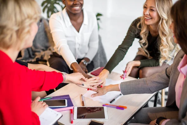 Heureux accord des gens d'affaires au bureau — Photo