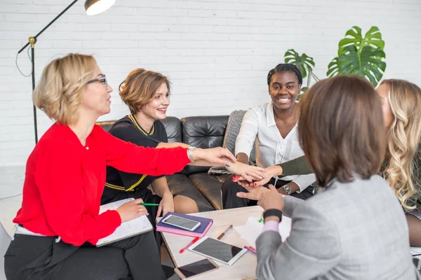 Mulheres de negócios multirraciais felizes celebram o sucesso ou expressam aprovação no escritório — Fotografia de Stock